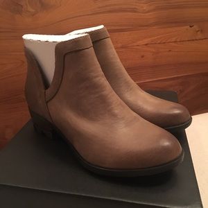 Sorel Lolla Waterproof Leather Booties Size 6